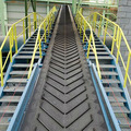 คำอธิบาย: anti-slip conveyor belt chevron patterned prevent materials from falling down